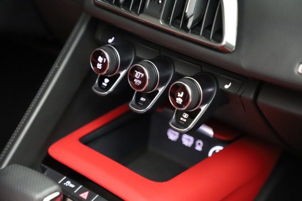 Used 2018 Audi R8 Spyder for sale $154,900 at Pagani of Greenwich in Greenwich CT 06830 27