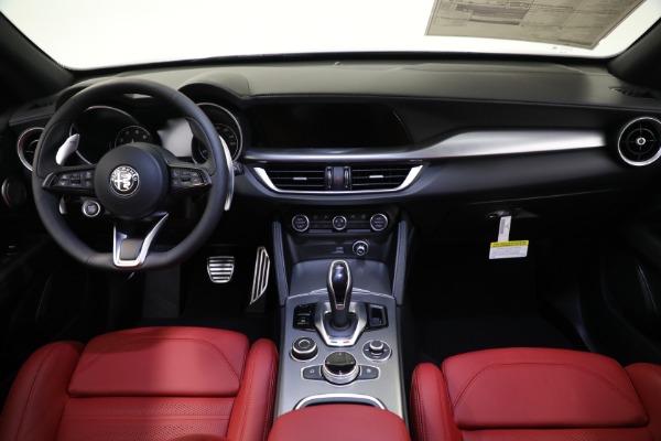 New 2022 Alfa Romeo Stelvio Veloce for sale $58,055 at Pagani of Greenwich in Greenwich CT 06830 16