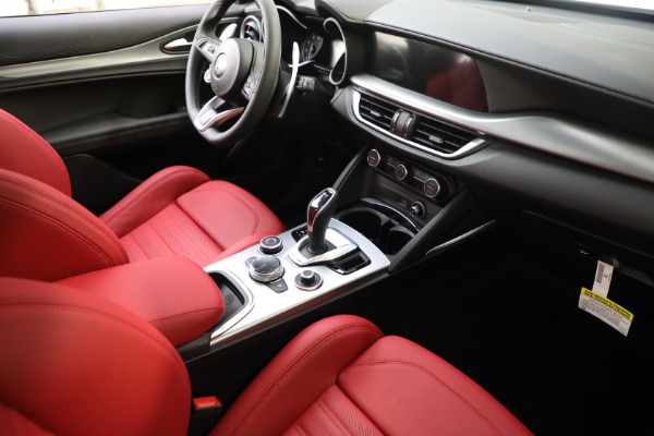 New 2022 Alfa Romeo Stelvio Veloce for sale $57,390 at Pagani of Greenwich in Greenwich CT 06830 16