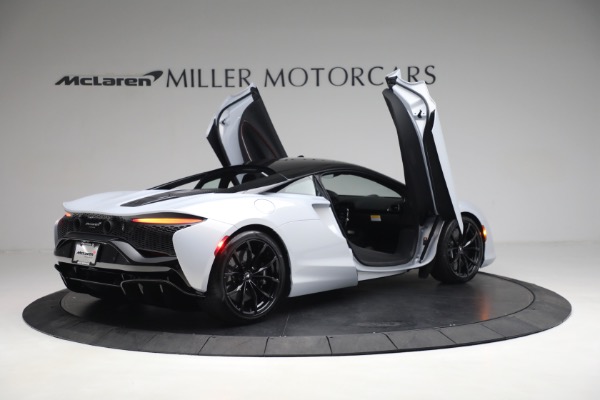 New 2023 McLaren Artura TechLux for sale $279,835 at Pagani of Greenwich in Greenwich CT 06830 16