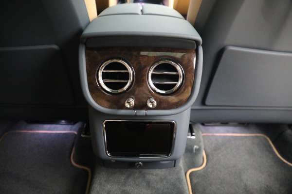 New 2023 Bentley Bentayga Hybrid for sale $250,740 at Pagani of Greenwich in Greenwich CT 06830 26