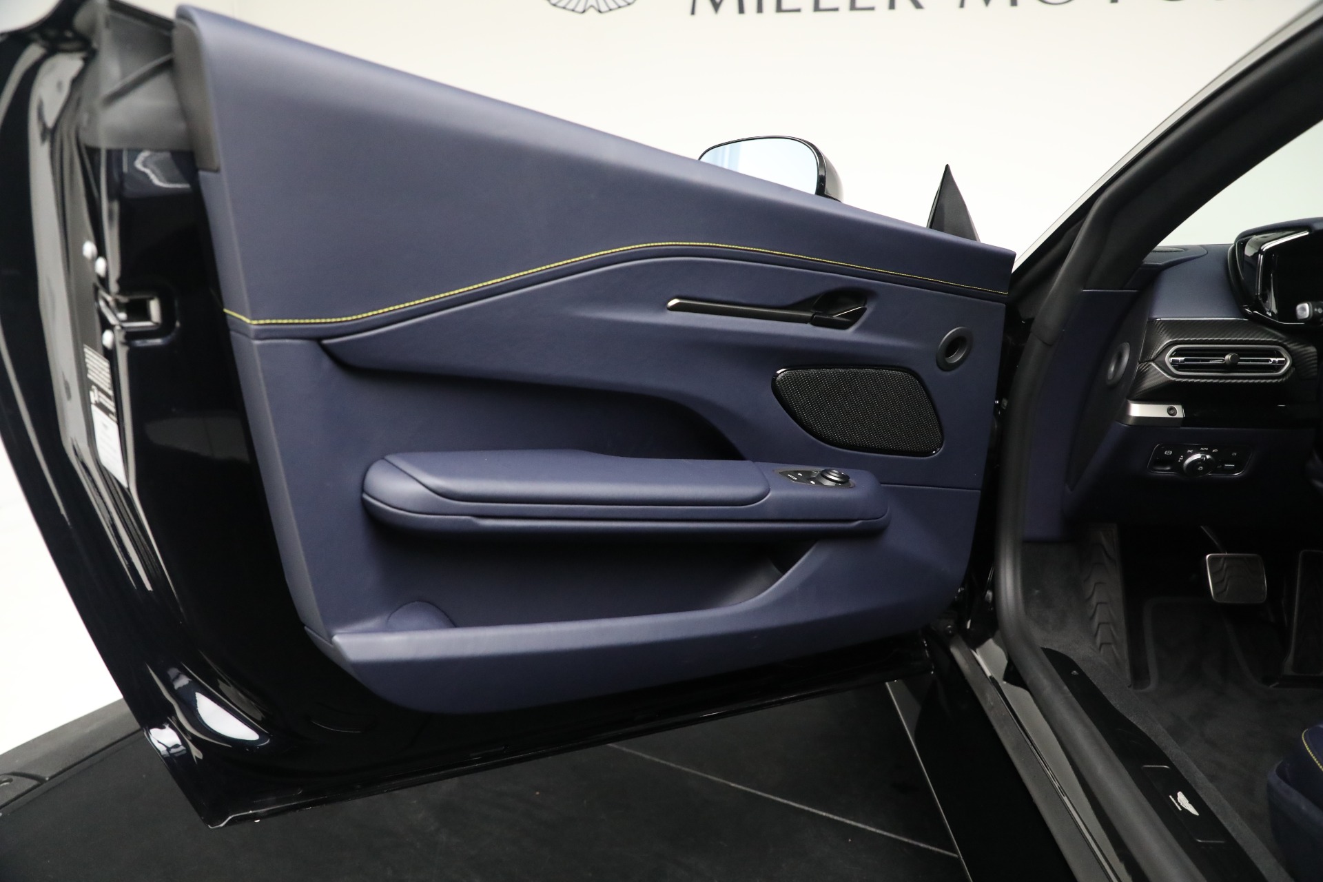 2026 Aston Martin Vantage Base - Photo 16