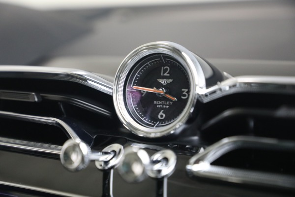 Used 2022 Bentley Bentayga V8 for sale $137,900 at Pagani of Greenwich in Greenwich CT 06830 25