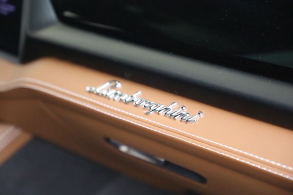 Used 2025 Lamborghini Urus SE for sale $305,900 at Pagani of Greenwich in Greenwich CT 06830 28