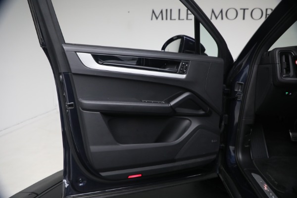 Used 2024 Porsche Cayenne S for sale $79,900 at Pagani of Greenwich in Greenwich CT 06830 28