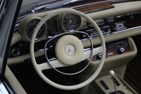 Used 1971 Mercedes-Benz 280SE 3.5 Cabriolet for sale $475,000 at Pagani of Greenwich in Greenwich CT 06830 23